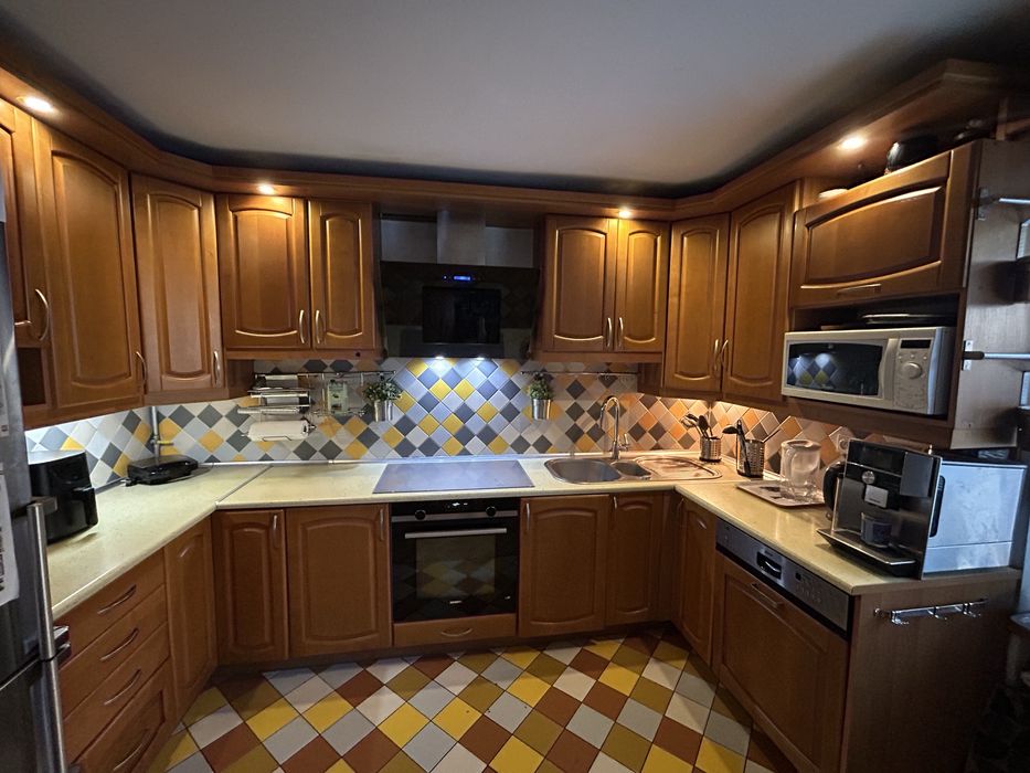 Meble kuchenne ze zmywarka i okapem