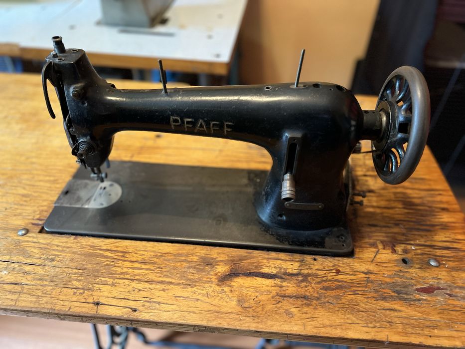 Maszyna do szycia PFAFF na stole SINGER / stół, nogi