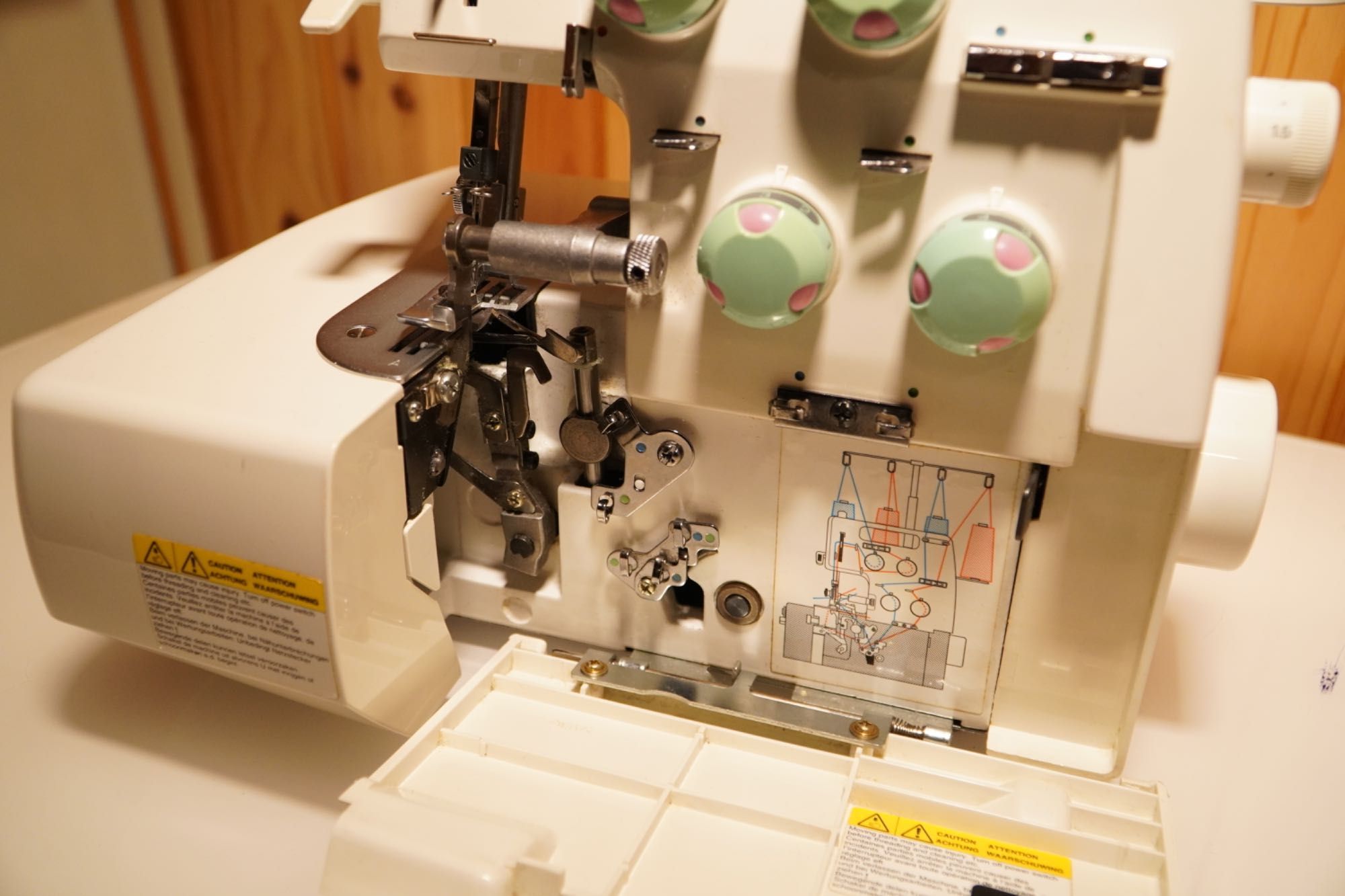 Máquina de costura corta e cose TOYOTA com extras