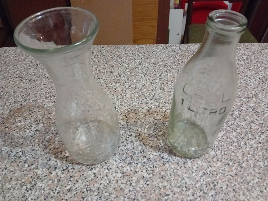 Conjunto de 2 Garrafas Antigas de Leite