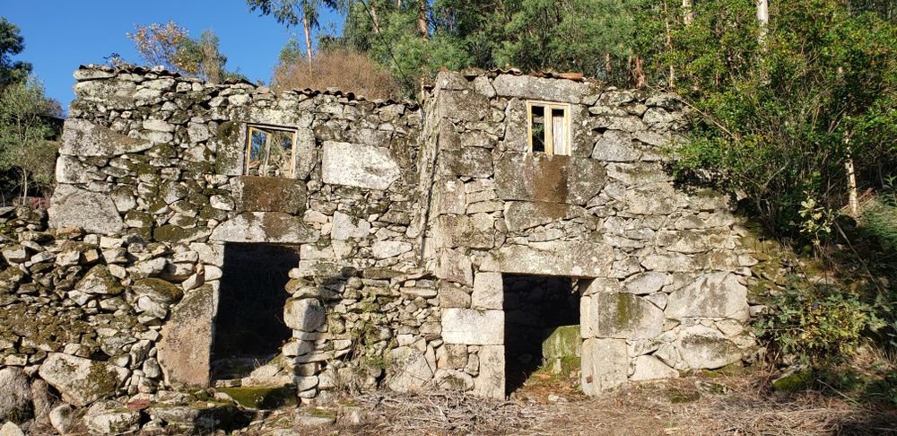 Vende-se terreno com Ruína