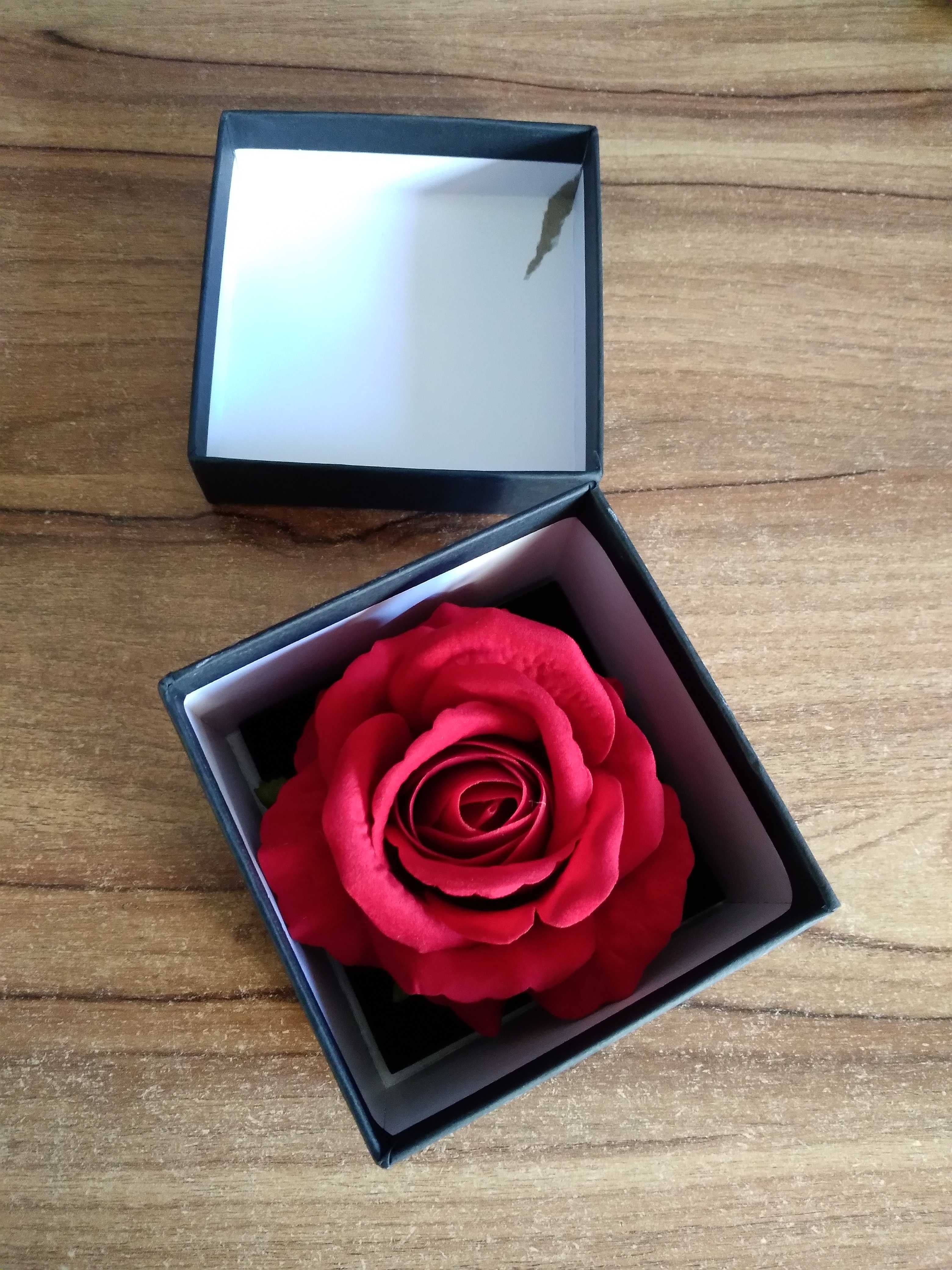 Sztuczna róża w pudełku