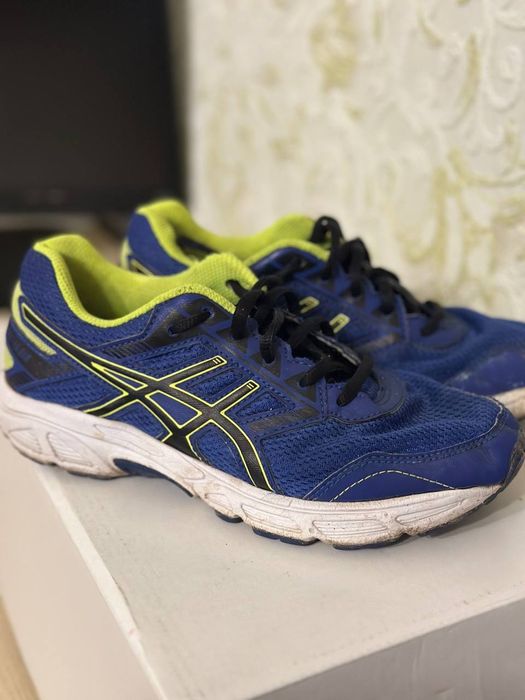 Продам оригінальні кросівки "Asics" в гарному стані