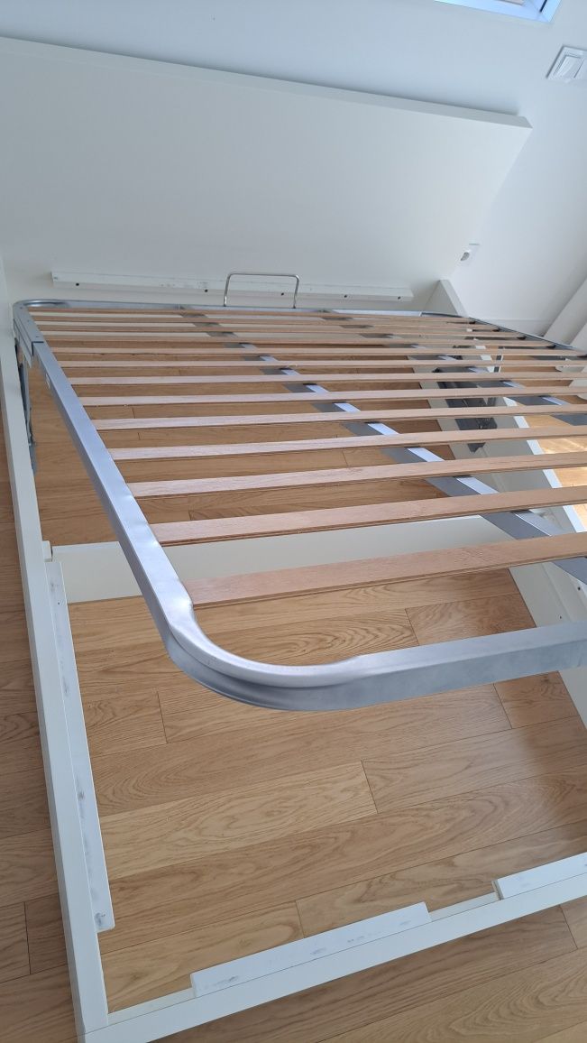 Cama branca com estrado