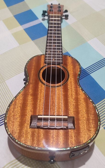 электроакустическая укулеле, сопрано, гитара