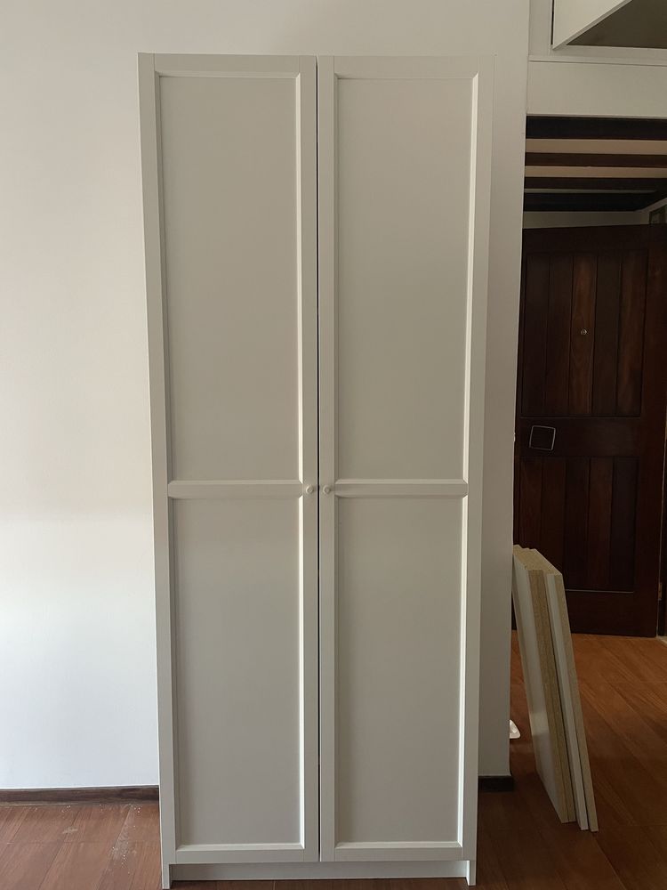 Estante branca ikea com portas