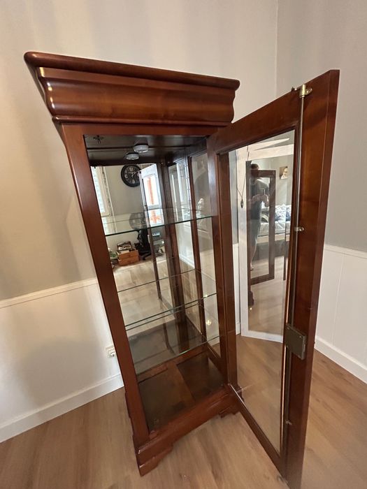 Vitrine em cerejeira maciça