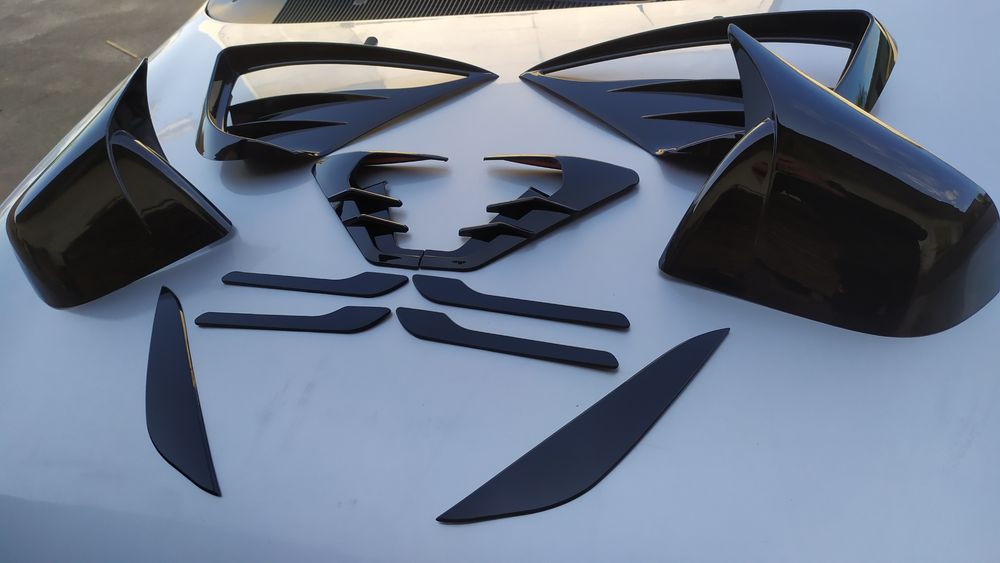 Комплект накладок тюнінга чорний глянець Tesla model Y