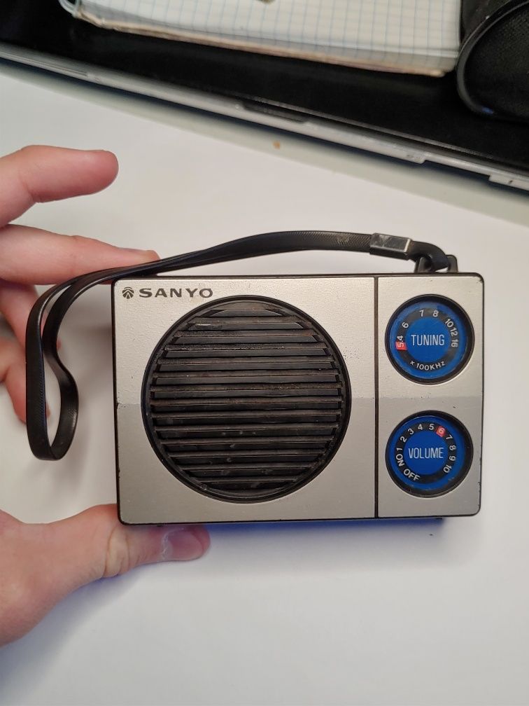 Ретро кишеньковий вінтажний транзисторний радіо SANYO RADIO MODEL NO.