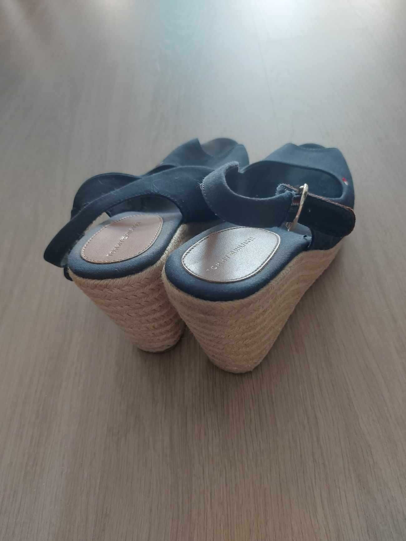 Tommy Hilfiger r. 41 sandałki koturny granat jak nowe