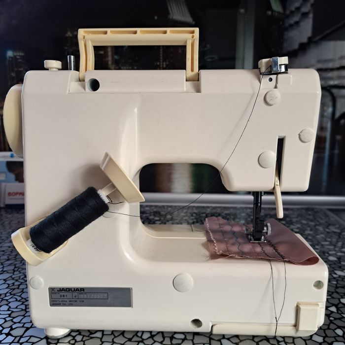 Продам  японську  швейну машинку  MINI  Jaguar