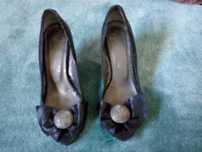 sapatos pretos em pele