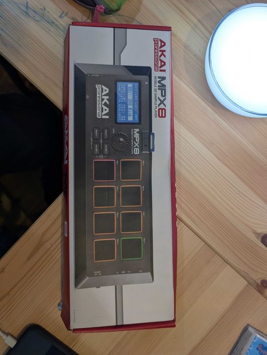 Akai Professional MPX8 - Sampler Portátil/Controlador MIDI