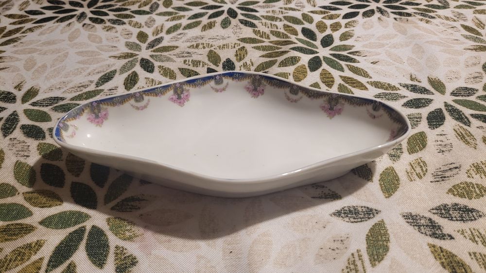 Conjunto Vista Alegre com Pires, manteigueira, travessa e terrina