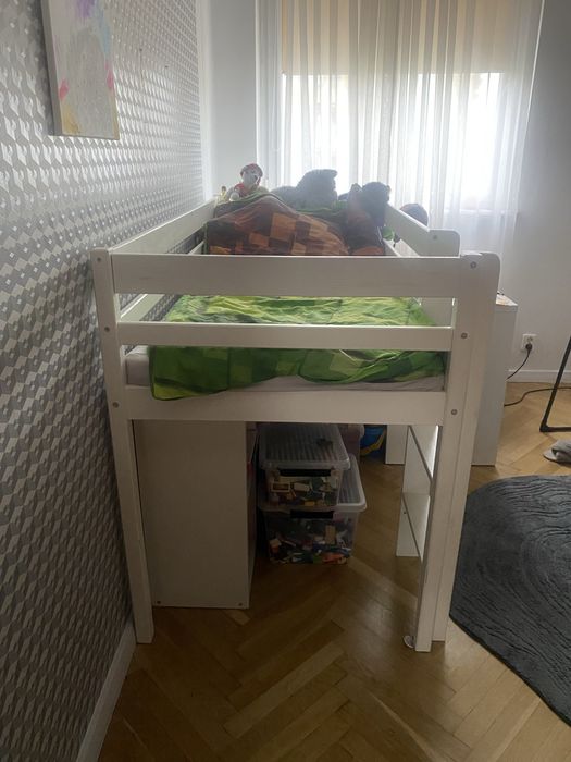 Łóżko jednoosobowe na antresoli