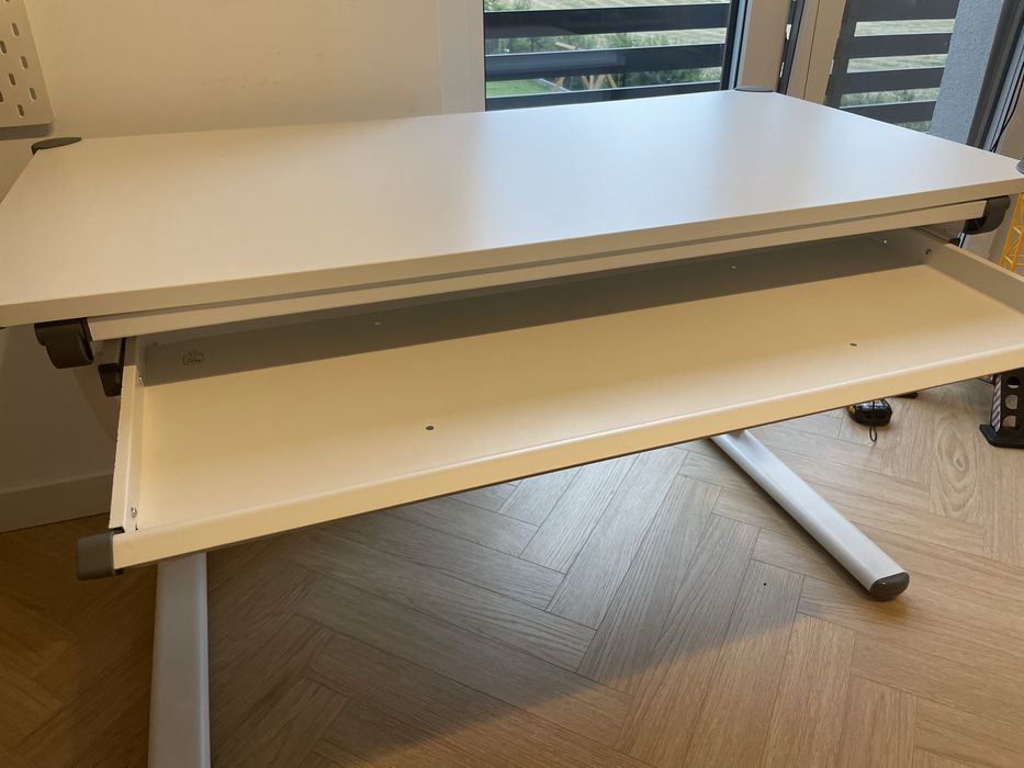 Biurko z regulowaną wysokością oraz uchylanym blatem