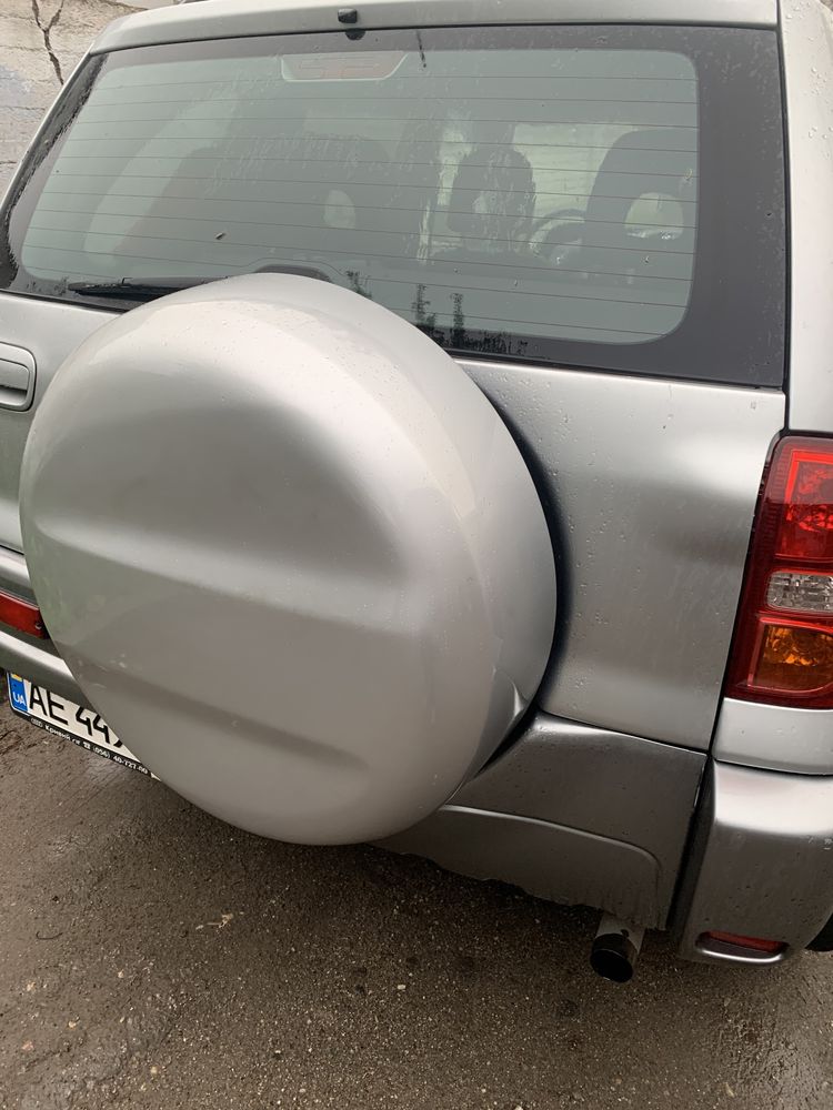 Серебристый кожух/чехол/запаска/колпак toyota rav4 (2000-2005г).