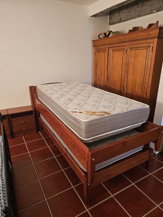 3 Camas Solteiro, Colchões e Mesas de Cabeceira