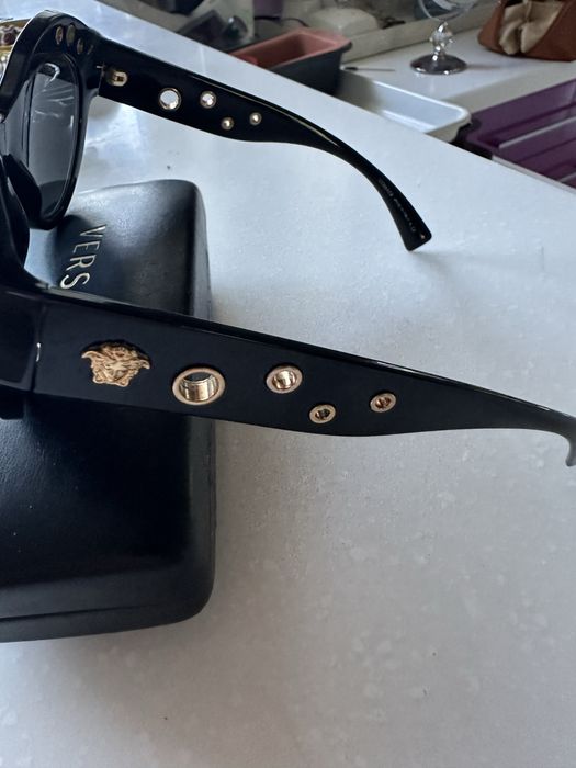 Okulary przeciwsłoneczne Versace – klasyczny styl z nutą glamour!