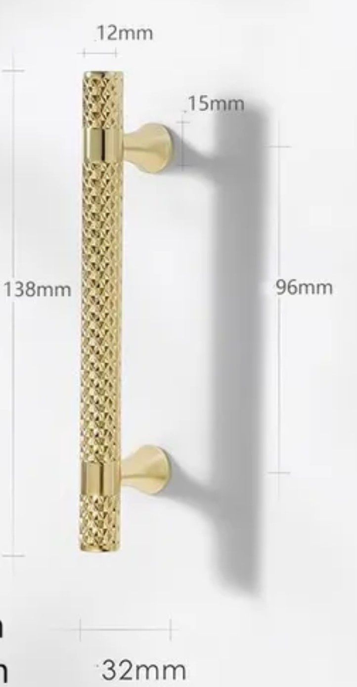 Złoty, elegancki, metalowy uchwyt  14 cm (138mm)