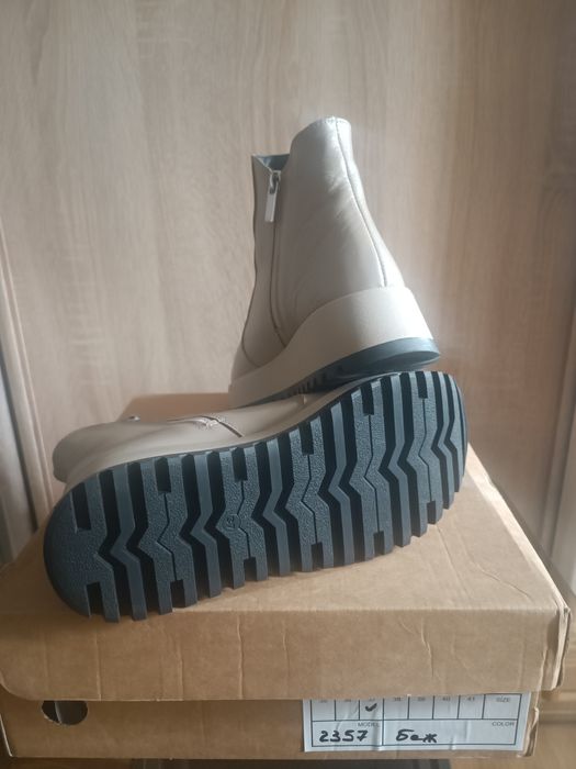 Нові шкіряні демісезонні черевики (р.37).