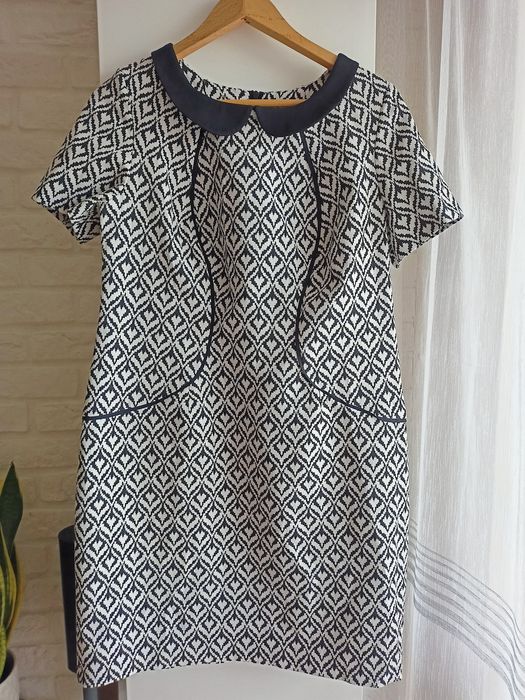 Sukienka z kołnierzykiem