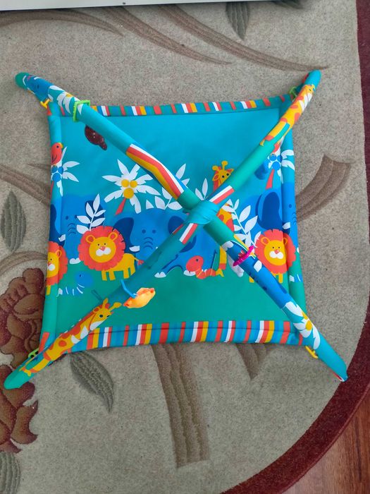 Дитячий килимок з дугами та іграшками