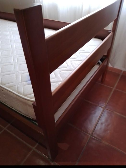 Beliche (em madeira) de 2 camas, com escada e colchões