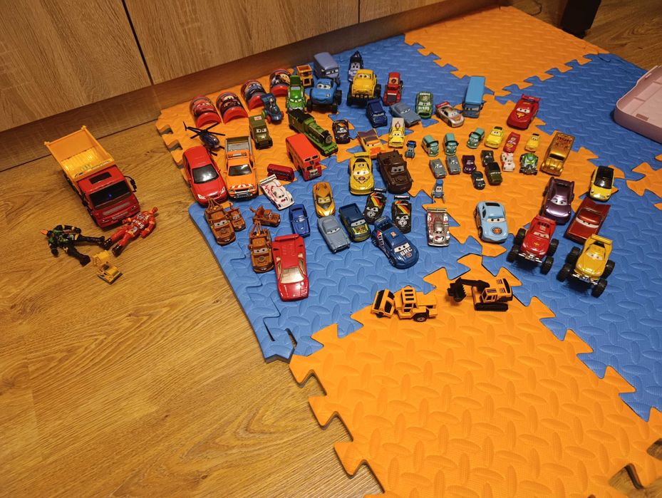 Zestaw autek, m.in. z filmu "Autka"