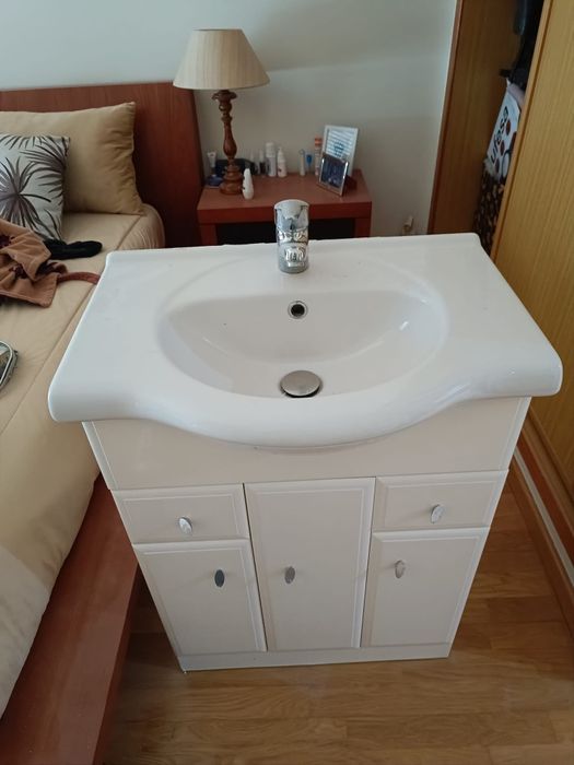 Molel de casa de banho com torneira