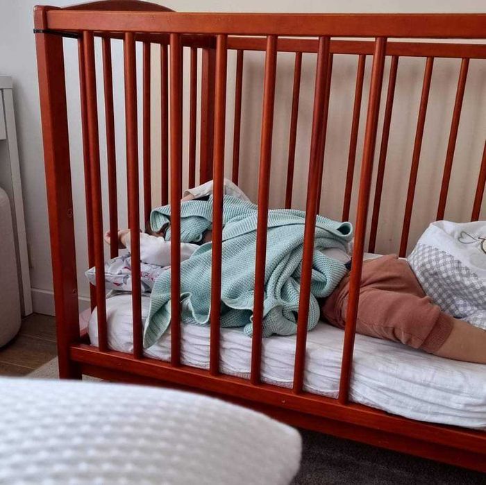 Łóżeczko dziecięce w kolorze drewnianym z funkcją kołyski. Rybnik.