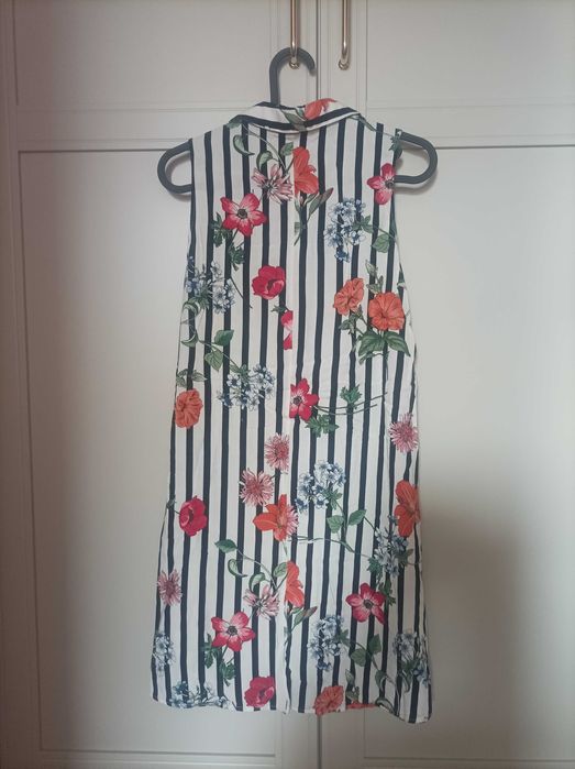 Sukienka w paski i kwiaty kołnierzyk Stradivarius S