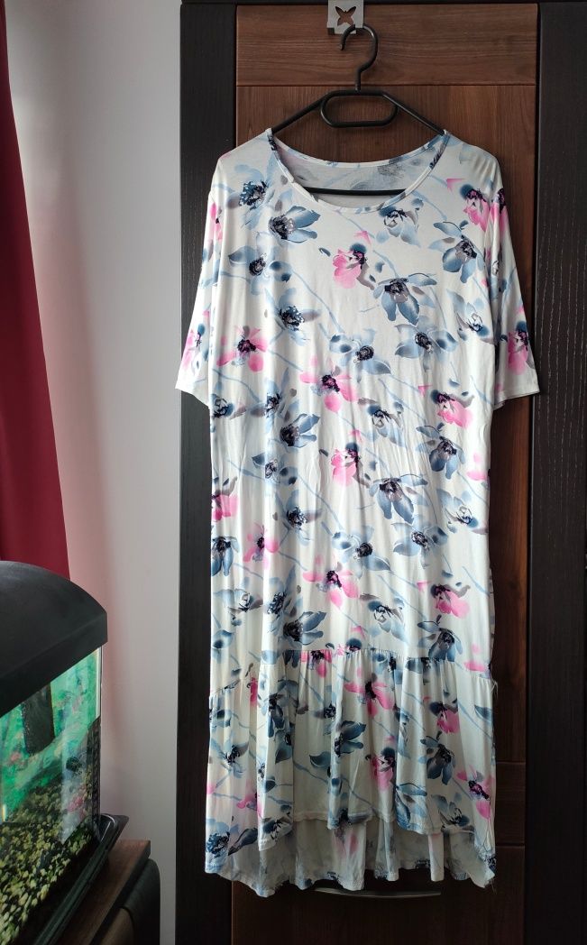 Śliczna biała sukienka w kwiaty 4XL midi sukienka floral z falbanką 48