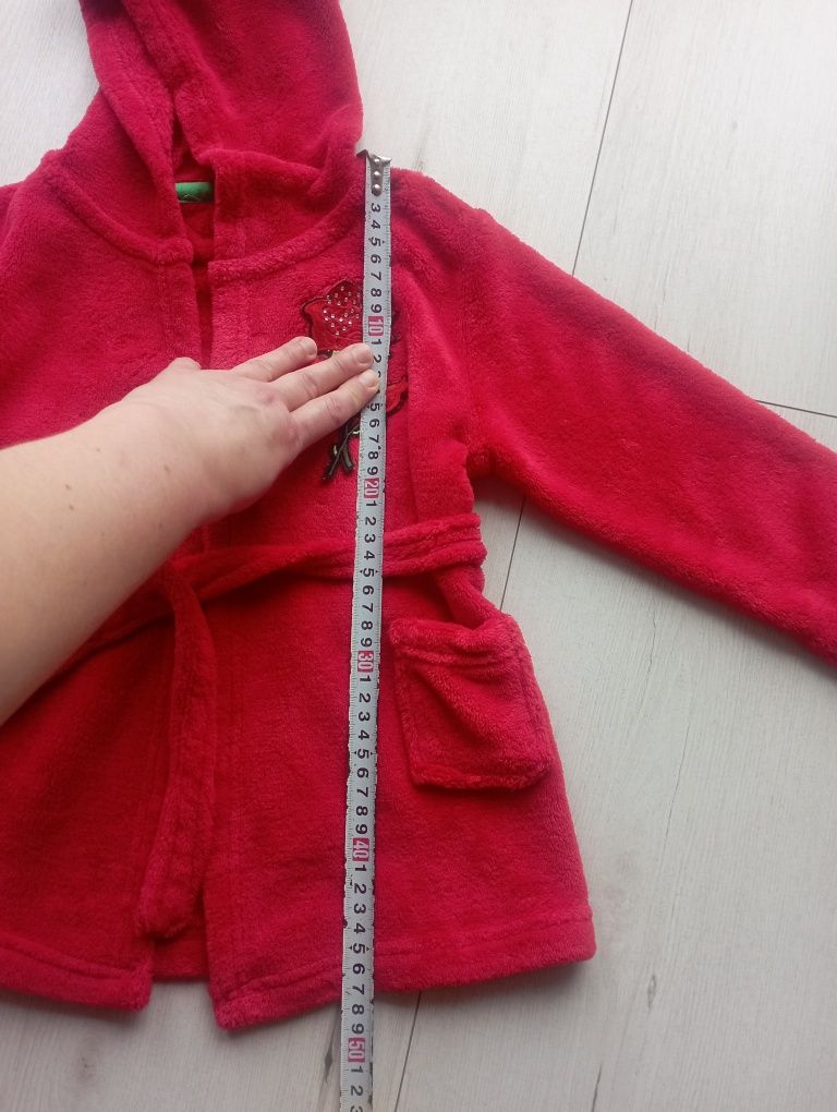 Oddam za 10 zł czerwony szlafrok dla dziewczynki 92/98