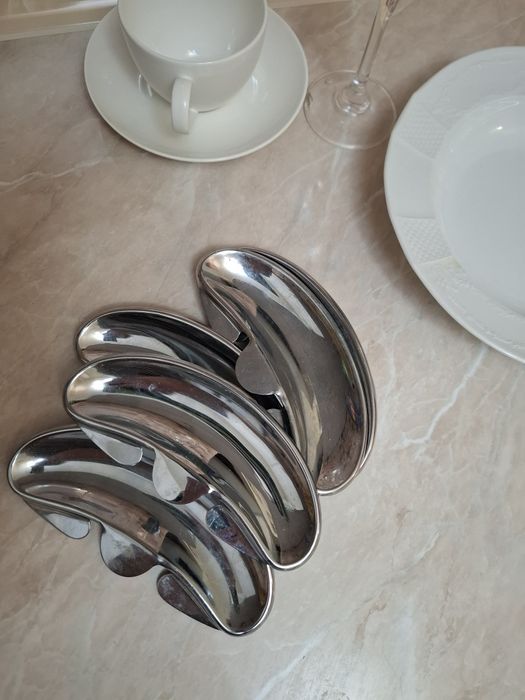 Тарілки полумісяці для кісток , при подачі рибних та м'ясних страв.