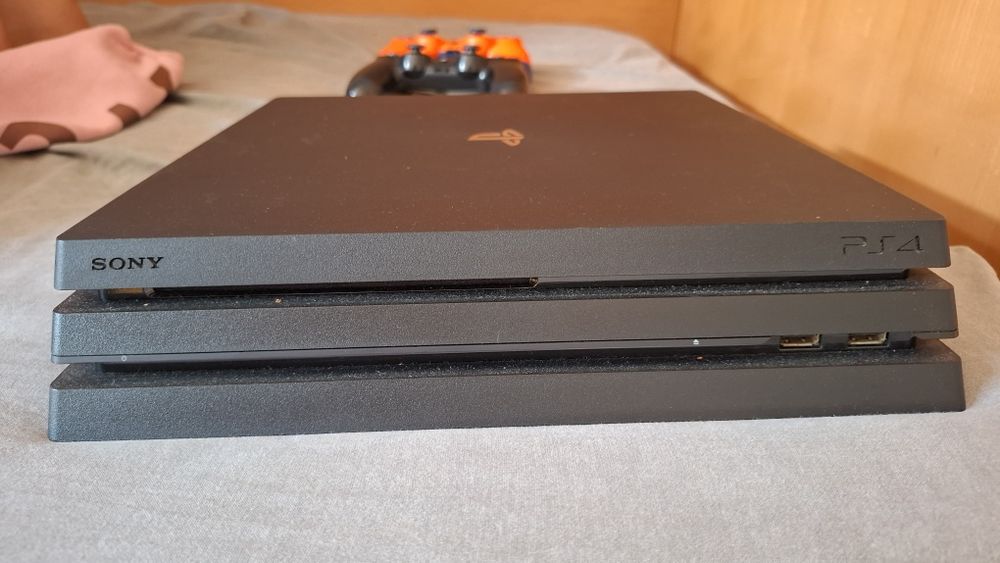 Ps4 pro c/2 comandos + Fifa 22