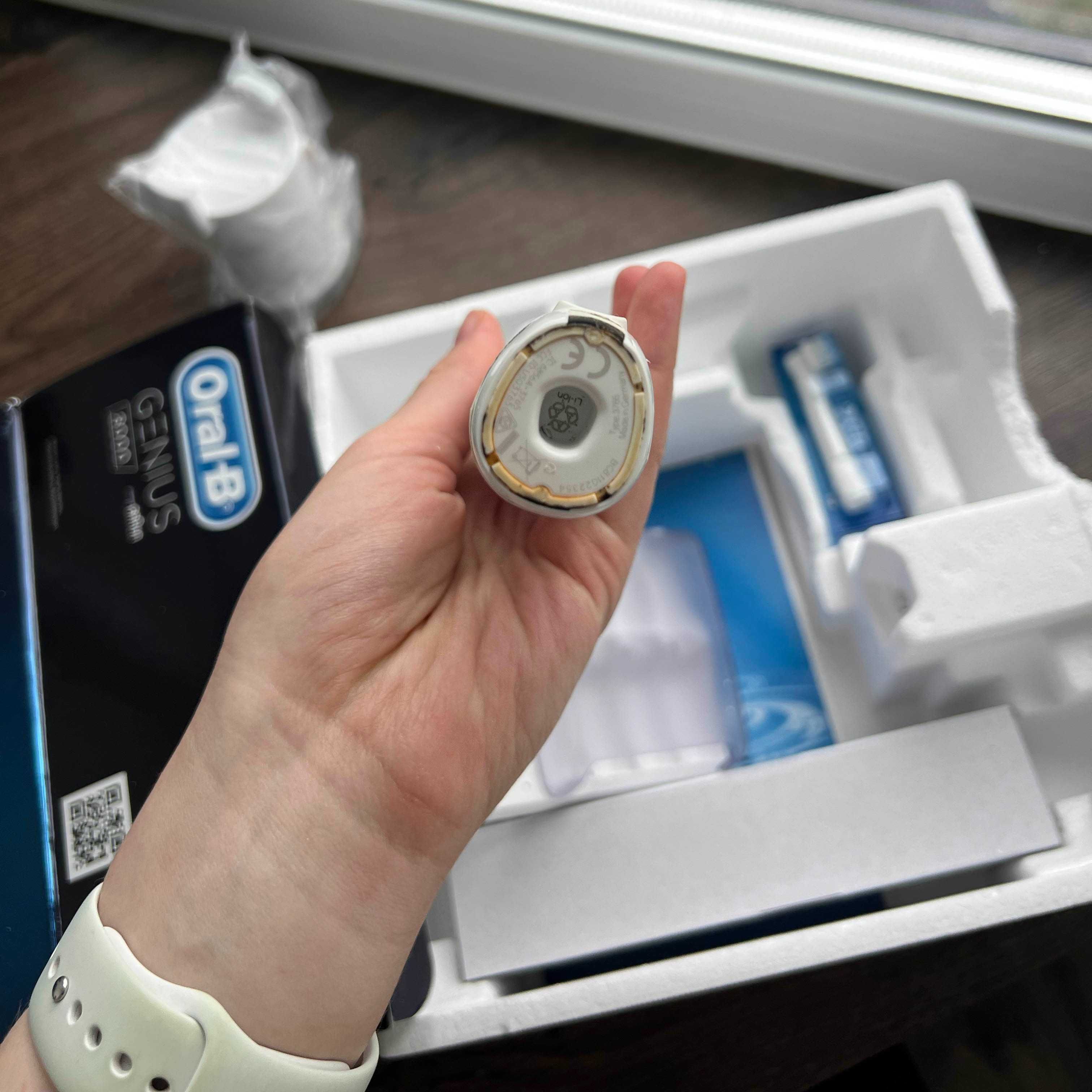 Зубна щітка електрична Oral-B Genius 8000 White