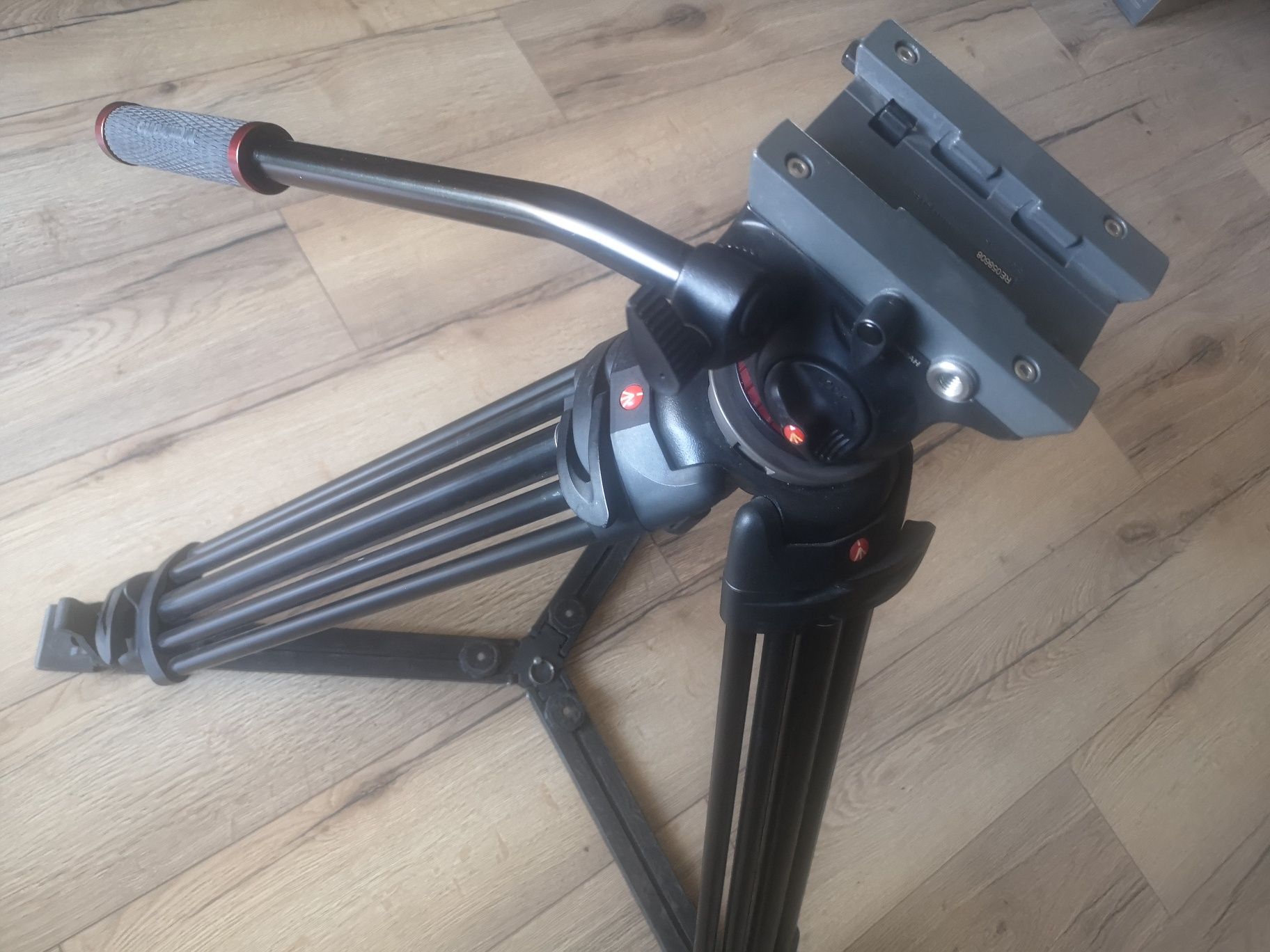 Kamera CANON C300 + statyw MANFROTTO