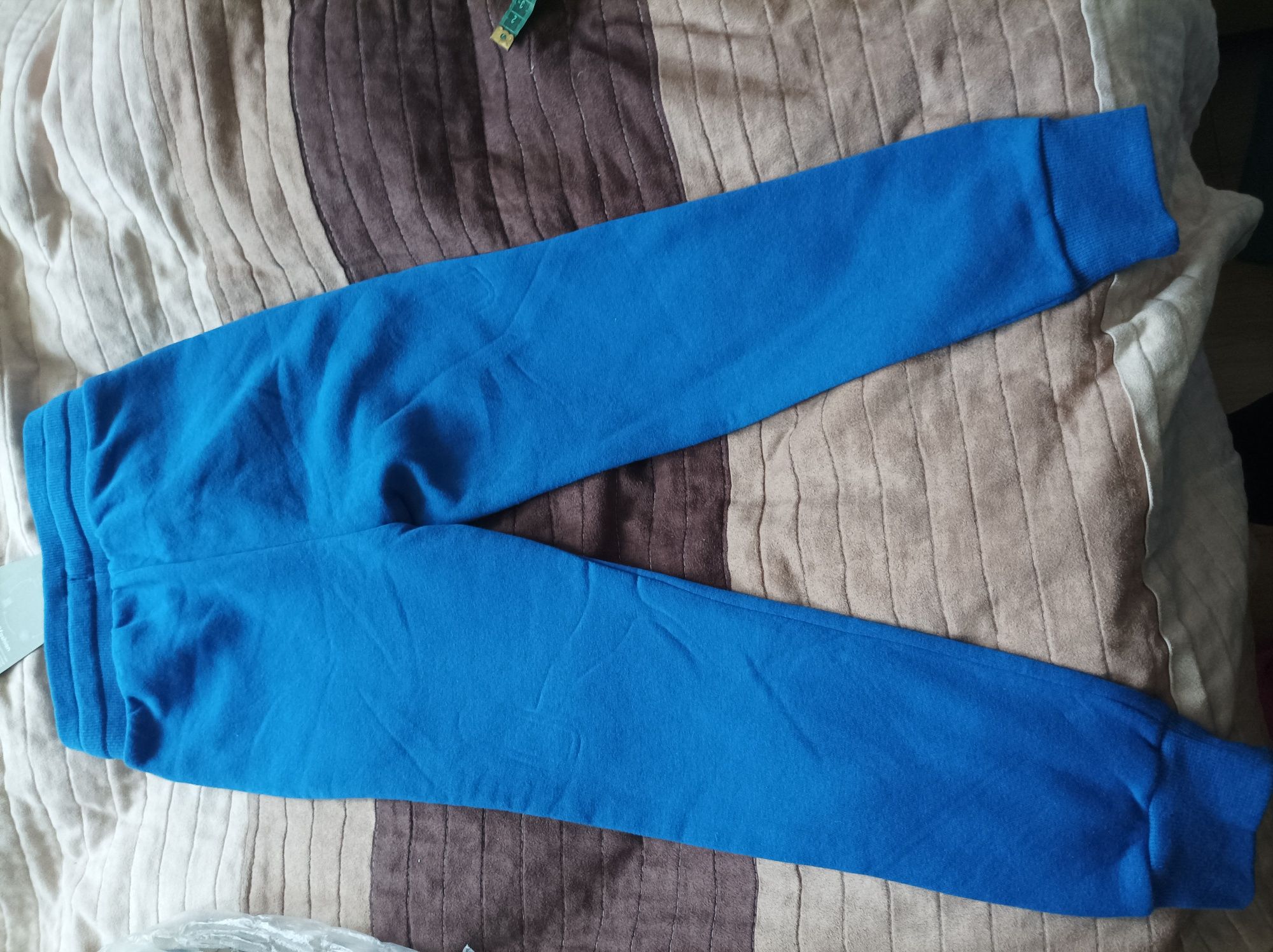 Nowe spodnie dresowe chłopięce r.128