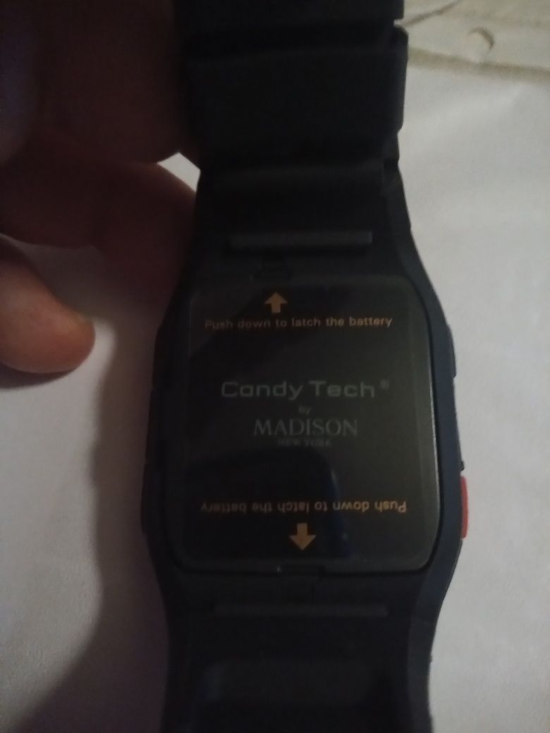 Smartwatch, zegarek z gniazdem SIM, aparatem i słuchawką bluetooth.
