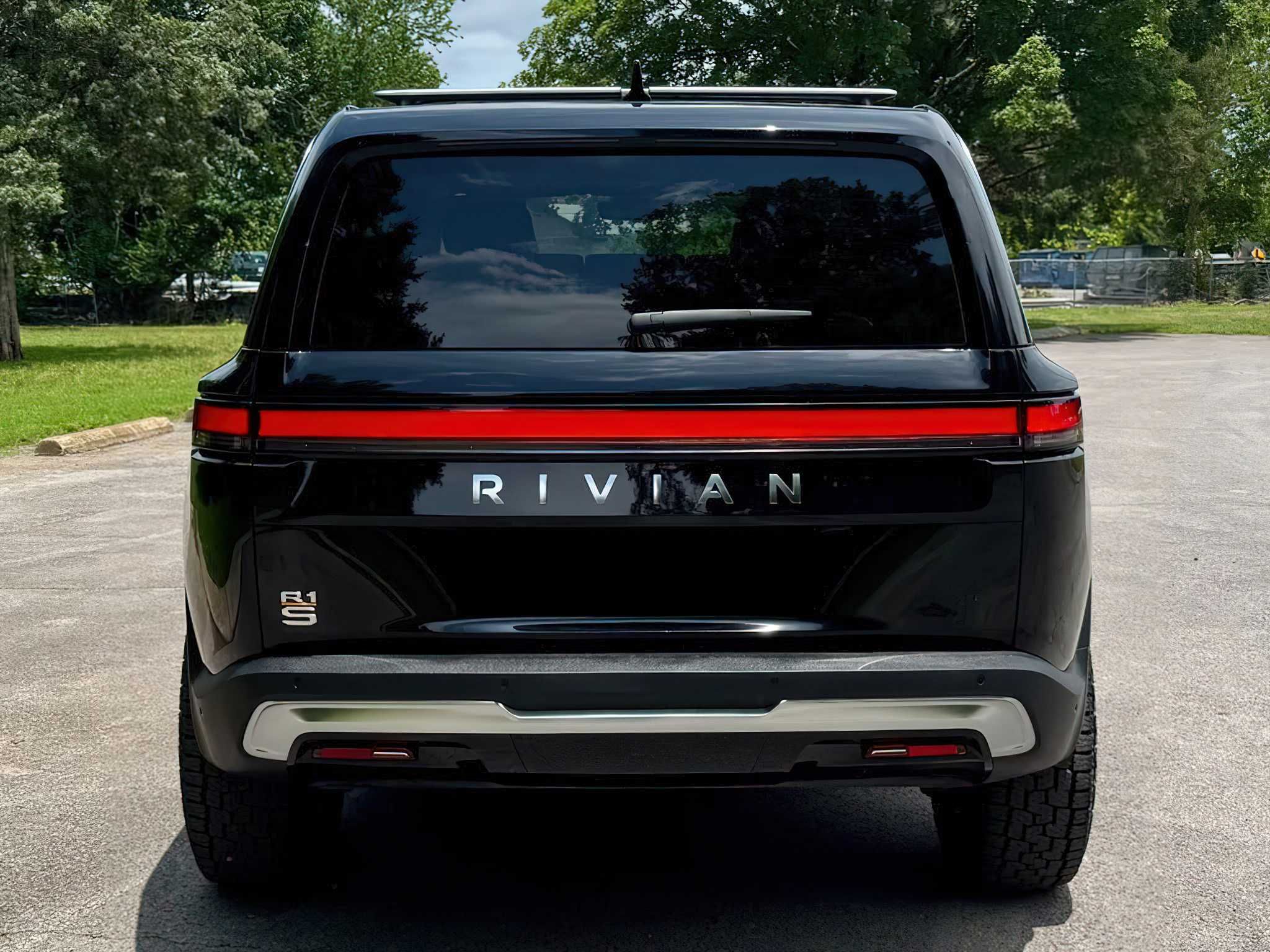 Rivian  R1S  Adventure Quad Motor  2023