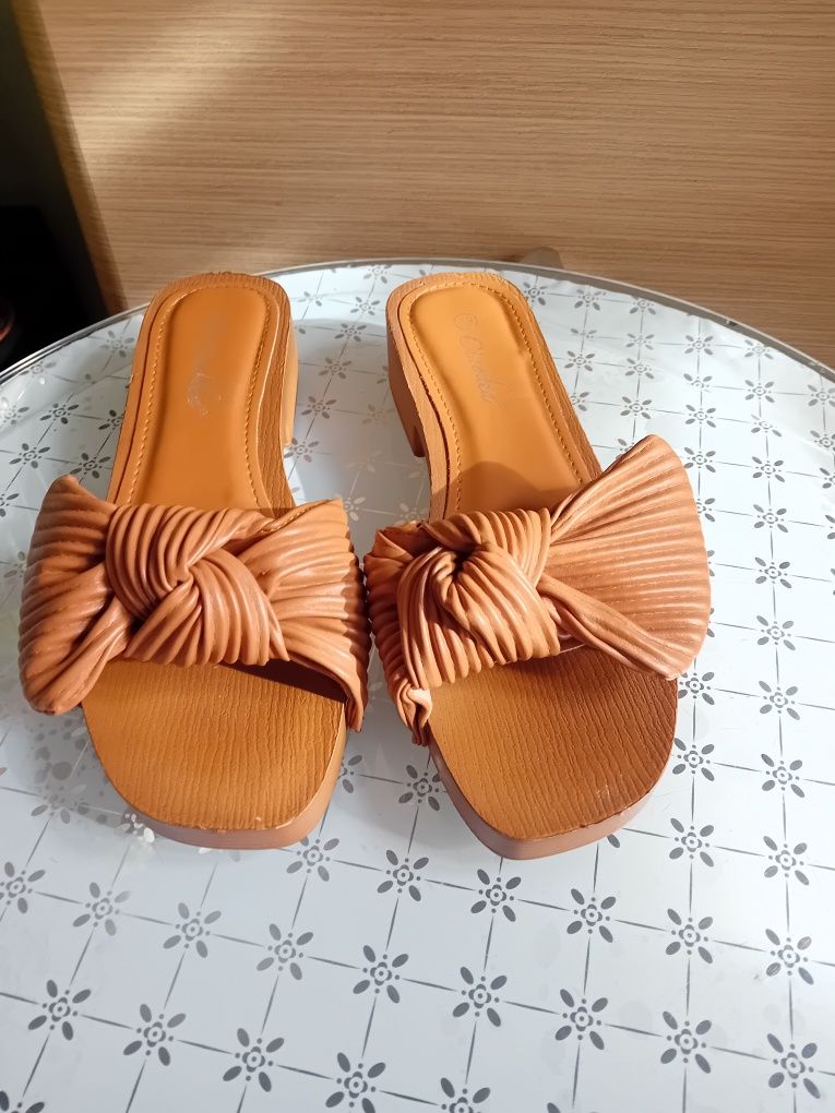 Lekkie klapki jak drewniaki r.39