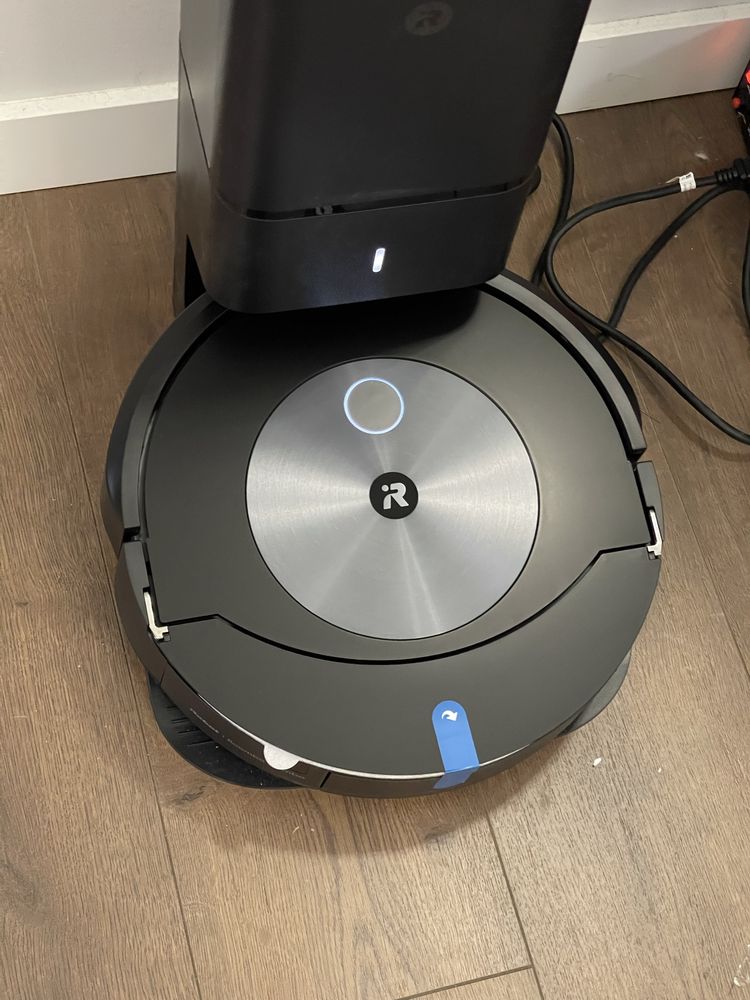Робот пилосос iRobot Roomba j7+ (120V)