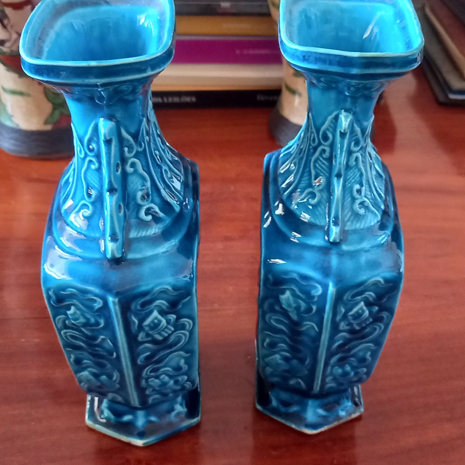 Par de jarras em porcelana chinesa com 20 cm altura