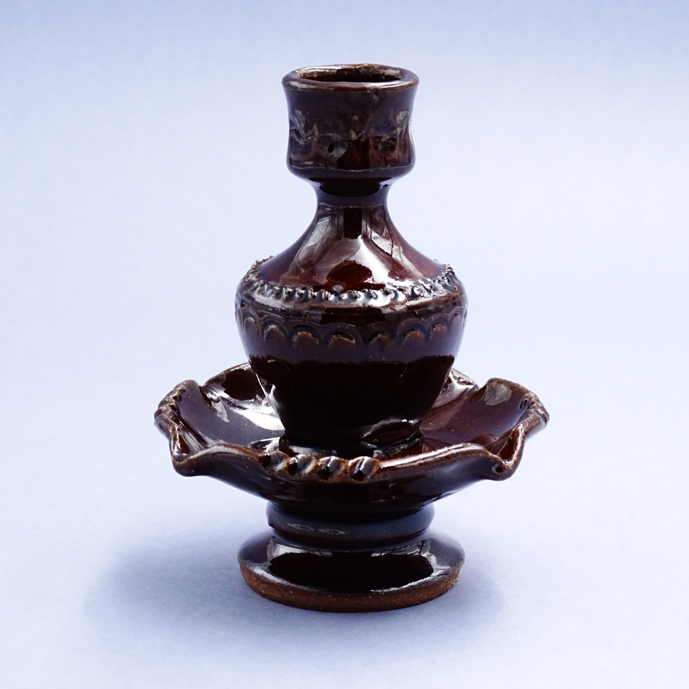 stary ręcznie wykonany świecznik gliniany
