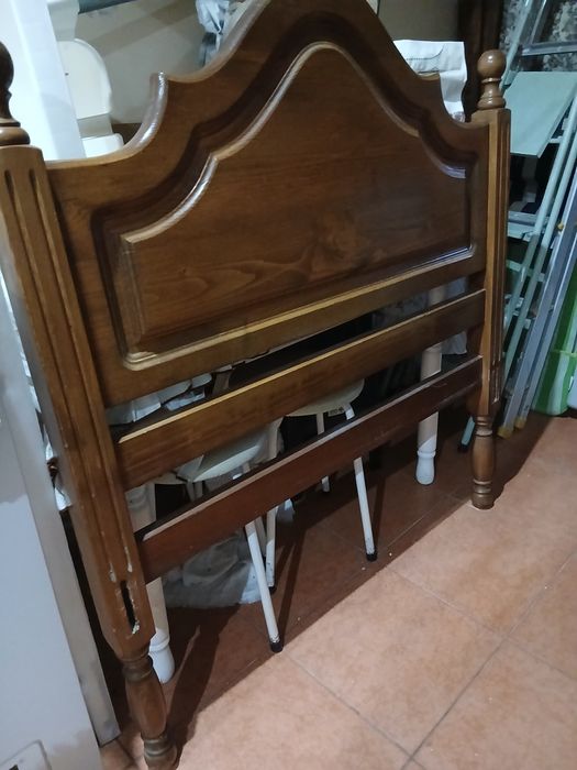 Cama de madeira de solteiro