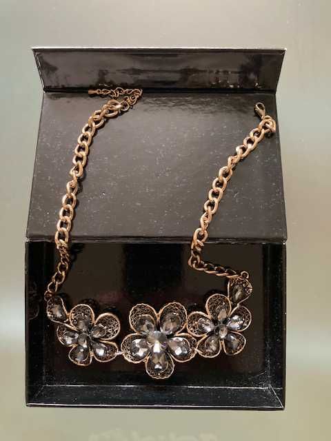 ожерелье  цепочка с украшениями