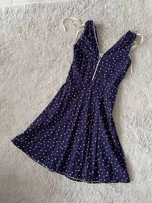 Retro sukienka w grochy vintage z ozdobnymi lamowkami i wstazkami