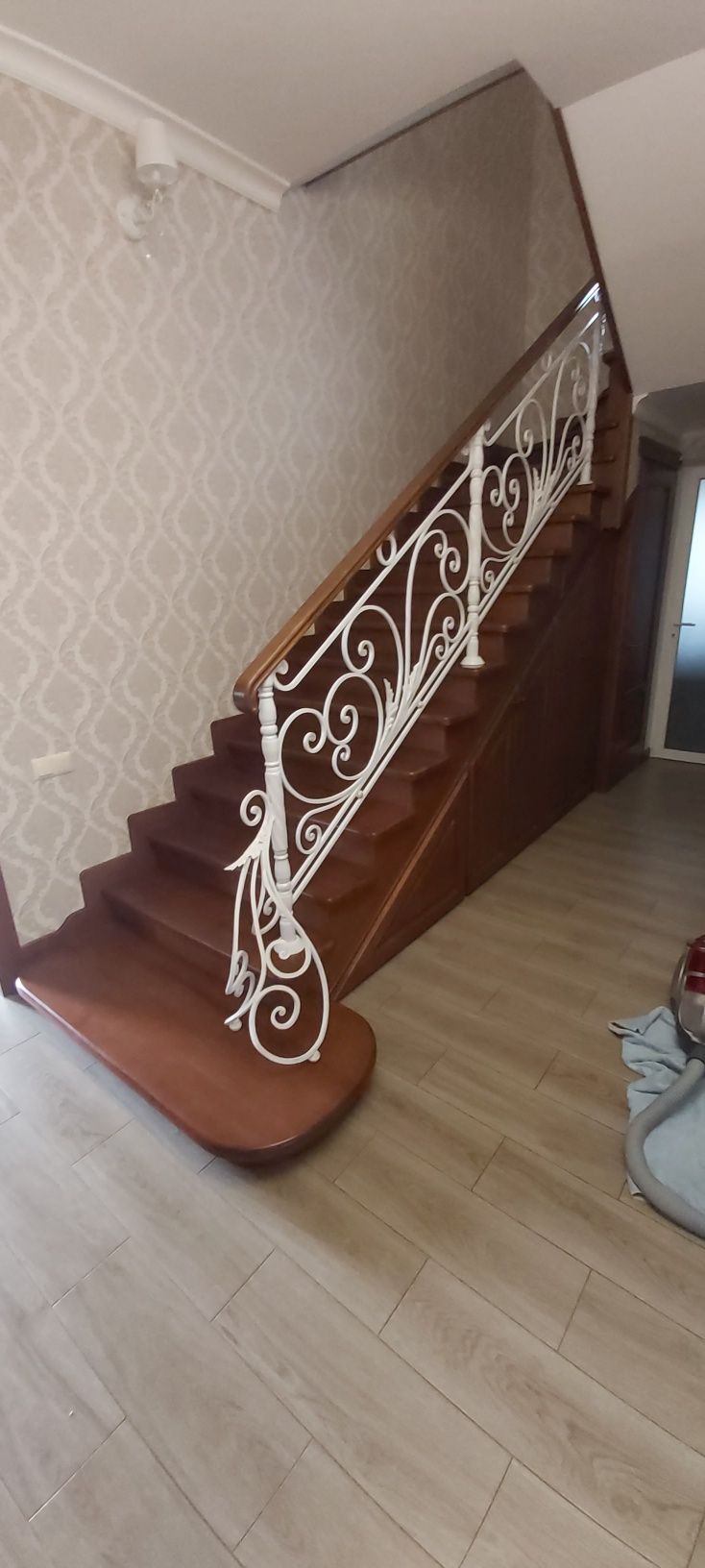 Изготовление,  монтаж  деревянных лестниц