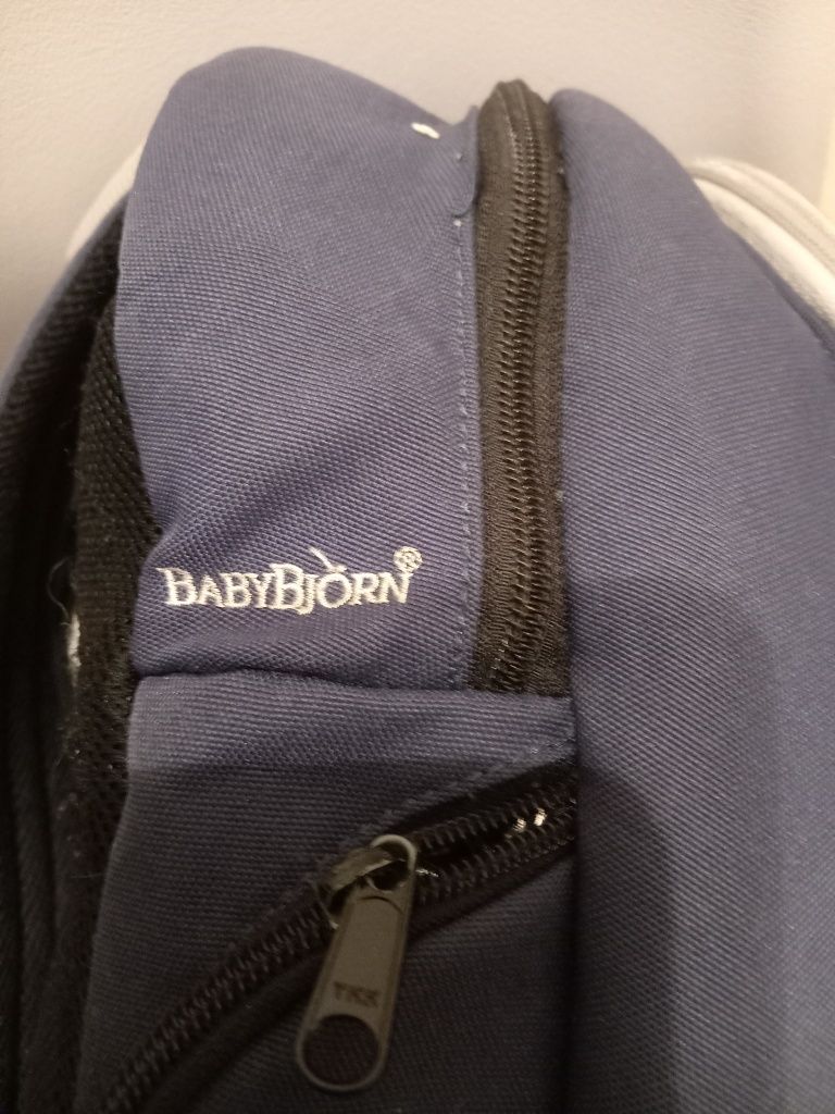 Plecak Szweckiej firmy BabyBjorn idealny dla młodej kobiety.